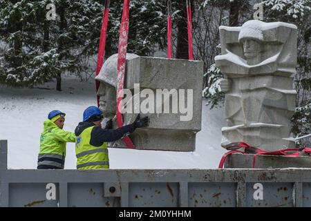 Vilnius, Lituania, 6th dicembre 2022, i lavoratori smantellano il monumento dei soldati dell'esercito rosso sovietico nel cimitero di Antakalnis a Vilnius. Il memoriale, costruito nel 1984, fu dedicato ai soldati dell'Armata Rossa che morirono durante la liberazione di Vilnius dagli invasori nazisti durante la seconda guerra mondiale. Il 6th dicembre 2022 è iniziato lo smantellamento del monumento nonostante le misure provvisorie imposte dal Comitato per i diritti umani delle Nazioni Unite dopo una petizione firmata da pochi "etnia russa”. L'ambasciata russa in Lituania ha definito la rimozione del monumento una "beffa barbarica” e ha chiamato "per valutare questo de Foto Stock