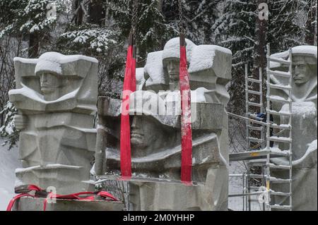 Vilnius, Lituania, 6th dicembre 2022, i lavoratori smantellano il monumento dei soldati dell'esercito rosso sovietico nel cimitero di Antakalnis a Vilnius. Il memoriale, costruito nel 1984, fu dedicato ai soldati dell'Armata Rossa che morirono durante la liberazione di Vilnius dagli invasori nazisti durante la seconda guerra mondiale. Il 6th dicembre 2022 è iniziato lo smantellamento del monumento nonostante le misure provvisorie imposte dal Comitato per i diritti umani delle Nazioni Unite dopo una petizione firmata da pochi "etnia russa”. L'ambasciata russa in Lituania ha definito la rimozione del monumento una "beffa barbarica” e ha chiamato "per valutare questo de Foto Stock