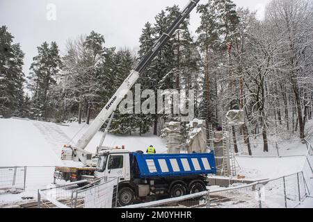 Vilnius, Lituania, 6th dicembre 2022, i lavoratori smantellano il monumento dei soldati dell'esercito rosso sovietico nel cimitero di Antakalnis a Vilnius. Il memoriale, costruito nel 1984, fu dedicato ai soldati dell'Armata Rossa che morirono durante la liberazione di Vilnius dagli invasori nazisti durante la seconda guerra mondiale. Il 6th dicembre 2022 è iniziato lo smantellamento del monumento nonostante le misure provvisorie imposte dal Comitato per i diritti umani delle Nazioni Unite dopo una petizione firmata da pochi "etnia russa”. L'ambasciata russa in Lituania ha definito la rimozione del monumento una "beffa barbarica” e ha chiamato "per valutare questo de Foto Stock