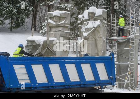 Vilnius, Lituania, 6th dicembre 2022, i lavoratori smantellano il monumento dei soldati dell'esercito rosso sovietico nel cimitero di Antakalnis a Vilnius. Il memoriale, costruito nel 1984, fu dedicato ai soldati dell'Armata Rossa che morirono durante la liberazione di Vilnius dagli invasori nazisti durante la seconda guerra mondiale. Il 6th dicembre 2022 è iniziato lo smantellamento del monumento nonostante le misure provvisorie imposte dal Comitato per i diritti umani delle Nazioni Unite dopo una petizione firmata da pochi "etnia russa”. L'ambasciata russa in Lituania ha definito la rimozione del monumento una "beffa barbarica” e ha chiamato "per valutare questo de Foto Stock