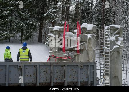 Vilnius, Lituania, 6th dicembre 2022, i lavoratori smantellano il monumento dei soldati dell'esercito rosso sovietico nel cimitero di Antakalnis a Vilnius. Il memoriale, costruito nel 1984, fu dedicato ai soldati dell'Armata Rossa che morirono durante la liberazione di Vilnius dagli invasori nazisti durante la seconda guerra mondiale. Il 6th dicembre 2022 è iniziato lo smantellamento del monumento nonostante le misure provvisorie imposte dal Comitato per i diritti umani delle Nazioni Unite dopo una petizione firmata da pochi "etnia russa”. L'ambasciata russa in Lituania ha definito la rimozione del monumento una "beffa barbarica” e ha chiamato "per valutare questo de Foto Stock