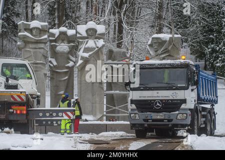 Vilnius, Lituania, 6th dicembre 2022, i lavoratori smantellano il monumento dei soldati dell'esercito rosso sovietico nel cimitero di Antakalnis a Vilnius. Il memoriale, costruito nel 1984, fu dedicato ai soldati dell'Armata Rossa che morirono durante la liberazione di Vilnius dagli invasori nazisti durante la seconda guerra mondiale. Il 6th dicembre 2022 è iniziato lo smantellamento del monumento nonostante le misure provvisorie imposte dal Comitato per i diritti umani delle Nazioni Unite dopo una petizione firmata da pochi "etnia russa”. L'ambasciata russa in Lituania ha definito la rimozione del monumento una "beffa barbarica” e ha chiamato "per valutare questo de Foto Stock