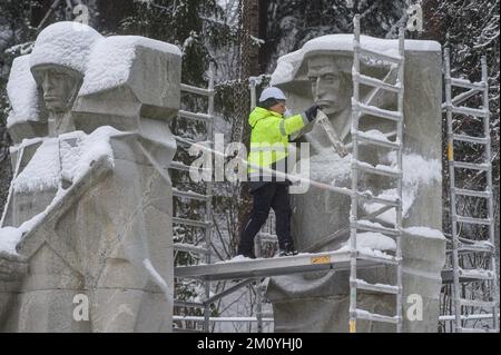 Vilnius, Lituania, 6th dicembre 2022, i lavoratori smantellano il monumento dei soldati dell'esercito rosso sovietico nel cimitero di Antakalnis a Vilnius. Il memoriale, costruito nel 1984, fu dedicato ai soldati dell'Armata Rossa che morirono durante la liberazione di Vilnius dagli invasori nazisti durante la seconda guerra mondiale. Il 6th dicembre 2022 è iniziato lo smantellamento del monumento nonostante le misure provvisorie imposte dal Comitato per i diritti umani delle Nazioni Unite dopo una petizione firmata da pochi "etnia russa”. L'ambasciata russa in Lituania ha definito la rimozione del monumento una "beffa barbarica” e ha chiamato "per valutare questo de Foto Stock