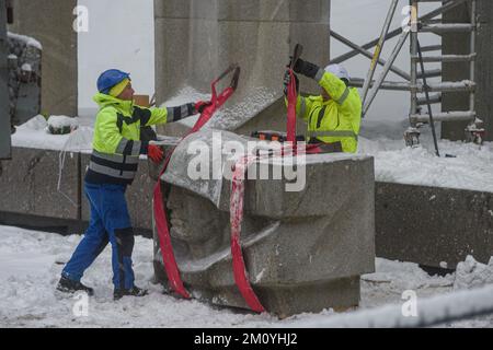 Vilnius, Lituania, 6th dicembre 2022, i lavoratori smantellano il monumento dei soldati dell'esercito rosso sovietico nel cimitero di Antakalnis a Vilnius. Il memoriale, costruito nel 1984, fu dedicato ai soldati dell'Armata Rossa che morirono durante la liberazione di Vilnius dagli invasori nazisti durante la seconda guerra mondiale. Il 6th dicembre 2022 è iniziato lo smantellamento del monumento nonostante le misure provvisorie imposte dal Comitato per i diritti umani delle Nazioni Unite dopo una petizione firmata da pochi "etnia russa”. L'ambasciata russa in Lituania ha definito la rimozione del monumento una "beffa barbarica” e ha chiamato "per valutare questo de Foto Stock