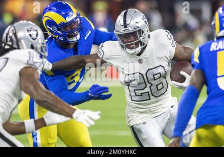 Inglewood, Stati Uniti. 08th Dec, 2022. I Raiders di Las Vegas che corrono indietro Josh Jacobs (28) scendono un tackler per una prima discesa durante la prima metà di una partita tra i Los Angeles Rams e i Las Vegas Raiders allo stadio SoFi di Inglewood, CA, giovedì 8 dicembre 2022. Foto di Mike Goulding/UPI Credit: UPI/Alamy Live News Foto Stock