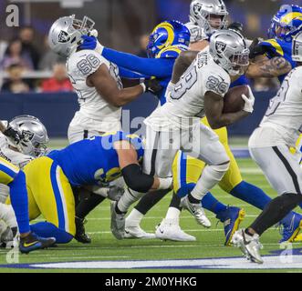 Inglewood, Stati Uniti. 08th Dec, 2022. I Raiders di Las Vegas che corrono indietro Josh Jacobs (28) ottiene un primo giù durante la prima metà di una partita fra i Rams di Los Angeles ed i Raiders di Las Vegas allo stadio di SoFi in Inglewood CA, giovedì 8 dicembre 2022. Foto di Mike Goulding/UPI Credit: UPI/Alamy Live News Foto Stock