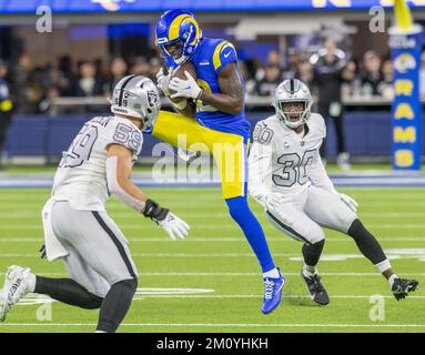 Inglewood, Stati Uniti. 08th Dec, 2022. Il ricevitore Van Jefferson (12) di Los Angeles Rams ha tirato il primo pass di Baker Mayfield come RAM durante la prima metà di una partita tra i Los Angeles Rams e i Las Vegas Raiders al SoFi Stadium di Inglewood CA, giovedì 8 dicembre 2022. Foto di Mike Goulding/UPI Credit: UPI/Alamy Live News Foto Stock