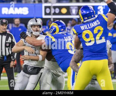 Inglewood, Stati Uniti. 08th Dec, 2022. Il quarterback dei Las Vegas Raiders Derek Carr (4) ha fatto intercettare questo passaggio verso la fine del primo tempo durante il gioco tra i Los Angeles Rams e i Las Vegas Raiders al SoFi Stadium di Inglewood CA, giovedì 8 dicembre 2022. Foto di Mike Goulding/UPI Credit: UPI/Alamy Live News Foto Stock