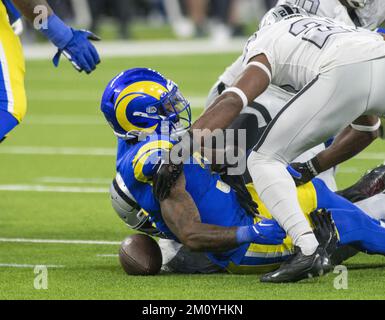 Inglewood, Stati Uniti. 08th Dec, 2022. Los Angeles Rams running back Cam Akers (3) perde la palla e i Las Vegas Raiders recuperano durante la prima metà di una partita tra i Los Angeles Rams e i Las Vegas Raiders al SoFi Stadium di Inglewood CA, giovedì 8 dicembre 2022. Foto di Mike Goulding/UPI Credit: UPI/Alamy Live News Foto Stock