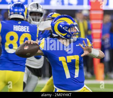 Inglewood, Stati Uniti. 08th Dec, 2022. Baker Mayfield di Los Angeles Rams lancia il suo primo passaggio come RAM durante la prima metà di una partita tra i Los Angeles Rams e i Las Vegas Raiders al SoFi Stadium di Inglewood, California, giovedì 8 dicembre 2022. Foto di Mike Goulding/UPI Credit: UPI/Alamy Live News Foto Stock