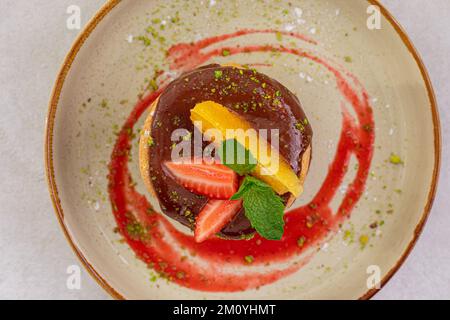 Pila di frittelle con cioccolato e frutta Foto Stock