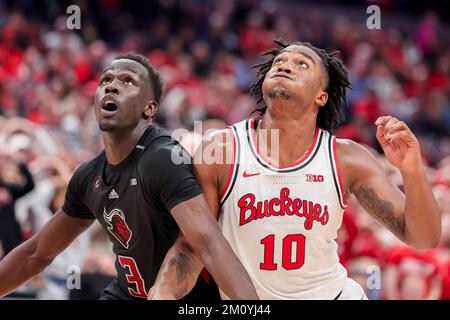 Columbus, Ohio, Stati Uniti. 8th Dec, 2022. I Buckeyes dello Stato dell'Ohio sorvegliano Brice Sensabaugh (10) e i Rutgers Scarlet Knights Forward Mawot Mag (3) combattono per la posizione di rimbalzo durante la partita tra i Rutgers Scarlet Knights e i Buckeyes dello Stato dell'Ohio alla Value City Arena, Columbus, Ohio. (Credit Image: © Scott Stuart/ZUMA Press Wire) Foto Stock