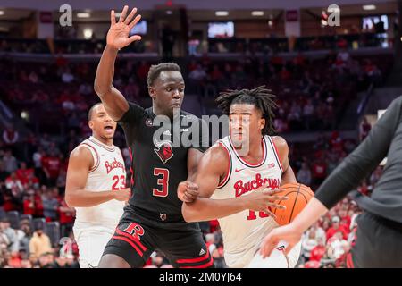 Columbus, Ohio, Stati Uniti. 8th Dec, 2022. La guardia degli Ohio state Buckeyes Brice Sensabaugh (10) guida con la palla contro Rutgers Scarlet Knights Forward Mawot Mag (3) durante la partita tra i Rutgers Scarlet Knights e gli Ohio state Buckeyes alla Value City Arena, Columbus, Ohio. (Credit Image: © Scott Stuart/ZUMA Press Wire) Foto Stock