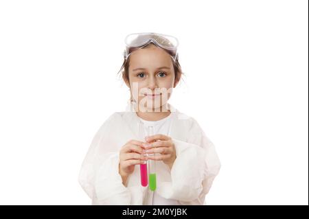 Adorabile bambina, piccolo chimico che tiene provette con sostanze chimiche liquide, isolato su sfondo bianco. Spazio di copia Foto Stock