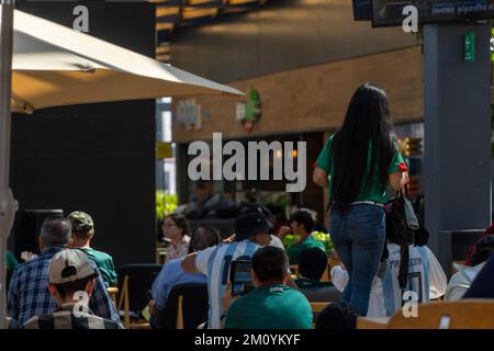 I fan del Messico durante la Coppa del mondo che guardano la partita in un centro commerciale Foto Stock