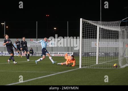 Falkirk Stadium, Falkirk, Stirlingshire, Scozia: 8th dicembre 2022; SPFL Trust Trophy Football, Falkirk contro Dundee; Zak Rudden di Dundee segna per 2-0 Foto Stock