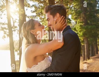 Il nostro amore può sopportare qualsiasi cosa. una sposa affettuosa e sposo fuori il loro giorno di nozze. Foto Stock