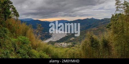 Vista ad alto angolo del paesaggio di campagna nella contea di Miaoli a Taiwan Foto Stock