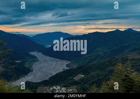 Vista ad alto angolo del paesaggio di campagna nella contea di Miaoli a Taiwan Foto Stock