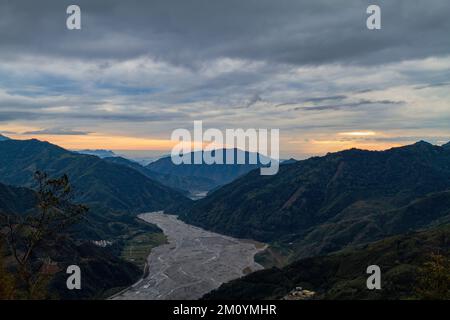 Vista ad alto angolo del paesaggio di campagna nella contea di Miaoli a Taiwan Foto Stock