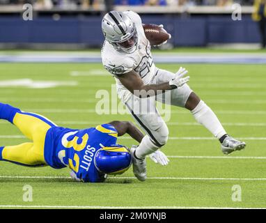 Inglewood, Stati Uniti. 08th Dec, 2022. I Raiders di Las Vegas che corrono indietro Josh Jacobs (28) si allontana dalla sicurezza dei Rams di Los Angeles Nick Scott (33) durante la seconda metà di una partita tra i Rams di Los Angeles e i Raiders di Las Vegas allo stadio SoFi di Inglewood CA, giovedì 8 dicembre 2022. Foto di Mike Goulding/UPI Credit: UPI/Alamy Live News Foto Stock