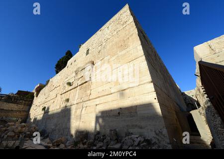 Le mura sud-occidentali del monte del Tempio sono rimaste intatte per oltre 2.000 anni . Parco archeologico, città vecchia di Gerusalemme. Foto Stock