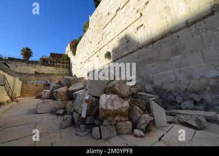 Resti di Robinson's Arch sopra la strada Herodian. Il parco archeologico nella città vecchia di Gerusalemme, Israele. Foto Stock