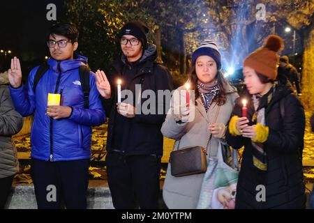 Londra, Regno Unito. 8th dicembre 2022. La diaspora birmana e i suoi sostenitori hanno tenuto una veglia a lume di candela a Marble Arch in vista della Giornata dei diritti umani il 10th dicembre. L'evento si è svolto per commemorare i morti e mostrare solidarietà ai vivi. Dopo che la giunta militare ha preso il potere nel febbraio 2021, sono state commesse violazioni e abusi dei diritti umani su vasta scala contro le forze di opposizione e i civili comuni, compresi i bambini. Credit: Undicesima ora di Fotografia/Alamy Live News Foto Stock