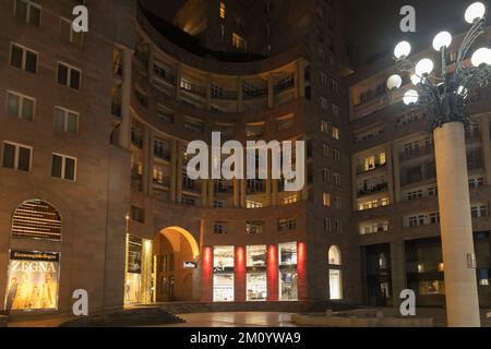 Yerevan, Armenia - 3 dicembre 2022: Edificio moderno sul viale nord con varie boutique e ristoranti, nella sera d'inverno Foto Stock
