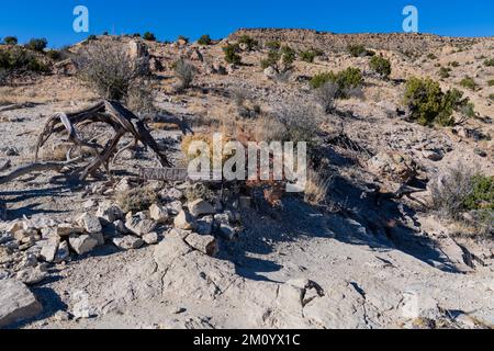 Cartello stradale sul sentiero escursionistico di Chimney Rock che indica 'Ranch' a Ghost Ranch, Abiquiu, New Mexico Foto Stock