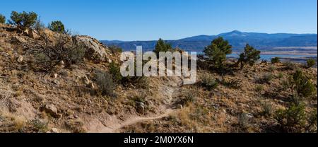 Panorama di Chimney Rock sentiero escursionistico e paesaggio circostante di deserto e montagne a Ghost Ranch, New Mexico Foto Stock