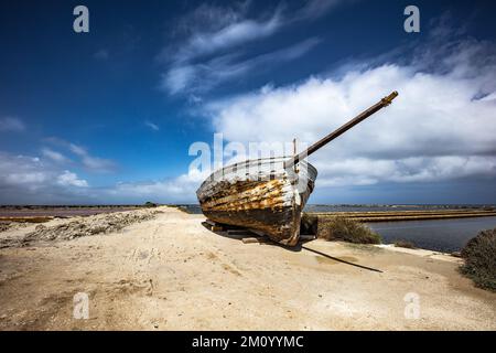 La vecchia barca a riva nel museo del sale di Nubia, Trapani Foto Stock