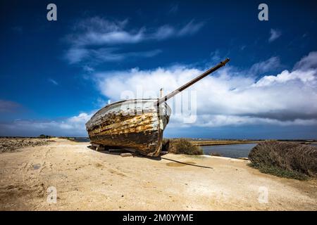 La vecchia barca a riva nel museo del sale di Nubia, Trapani Foto Stock