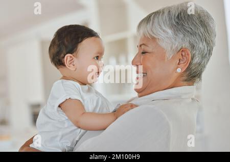 L'amore è tutto ciò di cui hanno bisogno. una donna matura che tiene il nipote a casa. Foto Stock