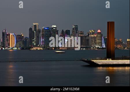 Vista dello skyline di West Bay dalla terrazza del Museo d'Arte Islamica. Con la scultura 'The 7 Sculpture' dell'artista americano Richard Serra. Foto Stock