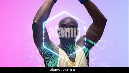 Calvo giocatore di basket afroamericano con braccia sollevate da esagono illuminato e piante. Composito, copia spazio, sport, competizione, illustrazione, g Foto Stock