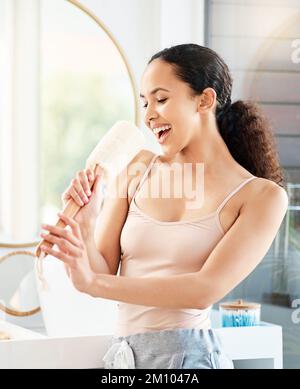 Canta il cuore. una giovane donna che canta in un bagno a casa. Foto Stock