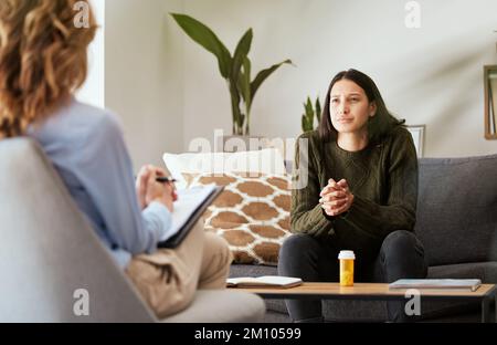 La vita non ha alcun senso senza interdipendenza. una giovane donna che ha una sessione terapeutica con uno psicologo. Foto Stock
