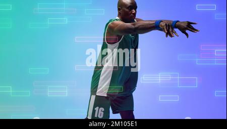 Composto da calvo giocatore di basket afroamericano che allunga le braccia su rettangoli illuminati. Blu, copia spazio, sport, competizione, illustrazione, Foto Stock