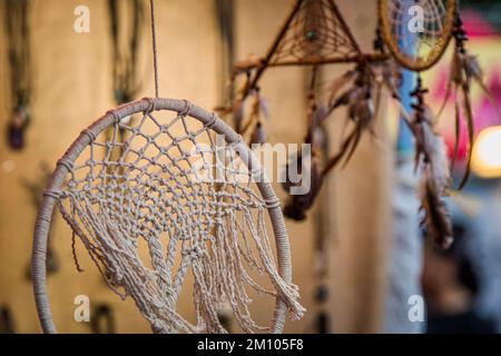 Dream catcher cerchio contro la luce del sole di sfondo. Il catcher di sogno fatto a mano work.soft messa a fuoco su sfondo naturalmente sfocato Foto Stock