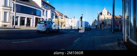 vista panoramica a basso angolo sul traffico che attraversa un incrocio segnalato in una giornata di sole Foto Stock