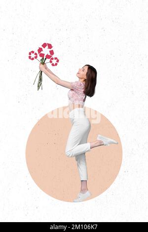 Foto collage illustrazione minima immagine di felice donna sorridente che tiene segni riciclare fiori mazzo sfondo isolato disegno Foto Stock