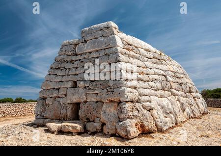 NAVETA di es Tudons, tomba a camera megalitica a Minorca, Isole Baleari, Spagna Foto Stock