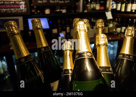 Primo piano dei colli di bottiglia di champagne della Maison Gardet in un wine bard a Londra Foto Stock