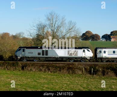 Chiltern Railways classe 68 locomotiva diesel n. 68010 «Oxford Flyer» che dirige un servizio di linea principale, Warwickshire, Regno Unito Foto Stock