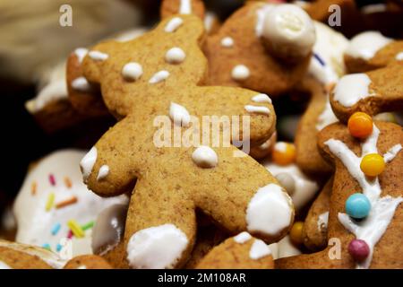 Primo piano biscotti di pan di zenzero a forma di orsacchiotto di Natale decorati con glassa bianca su biscotti di pan di zenzero: Orsi di zenzero, uomini di pan di zenzero. Foto Stock