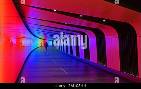 Entrata della stazione metropolitana di LU a Kings Cross, da Coal Drop Yards con illuminazione arcobaleno, KingsX, Camden, Londra, Inghilterra, REGNO UNITO, N1C 4DQ Foto Stock