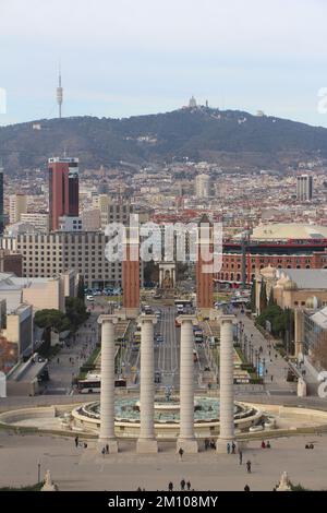 Una foto verticale della piazza Placa d'Espanya a Barcellona con una collina sullo sfondo Foto Stock