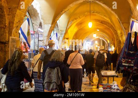 9 Nov 2022 visitatori a piedi attraverso il suk affollato e affollato su Beit Habad Street Jerusalm Israel Foto Stock