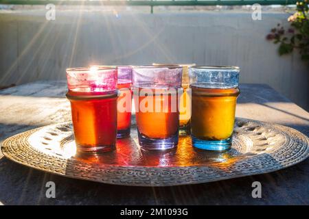 Delizioso tè alla menta tradizionale servito sul tetto nel centro storico chiamato medina a Fez, Marocco, Nord Africa Foto Stock